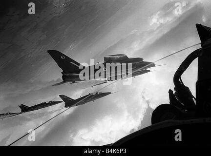 Hawker Siddeley Mücke T1 s der Red Arrows Fliege invertiert, wie sie eine Schleife in Bildung Luft Luft Flugzeuge militärische Royal durchführen Stockfoto