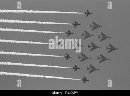 Flugzeug English Electric Lightning F3 s Juni 1965 und Hawker Siddeley Mücke T1 s fliegen in einer Formation, 12 Schiff, Vorbereitung auf Stockfoto