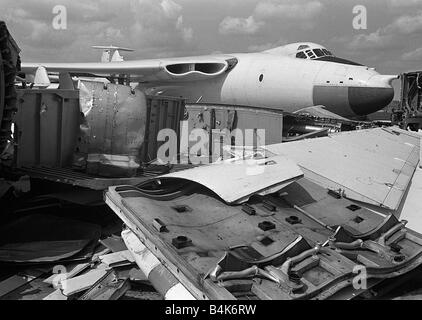 Flugzeuge Vickers Valliant verschrottet force Aug 1965 Vickers Valliant V Bomber lag in ihrem Friedhof Flugzeuge sein aufgebrochen und nach vom Dienst mit der Royal Air Force verschrottet LFEY003 Flight100 genommen werden verschrottet Stockfoto