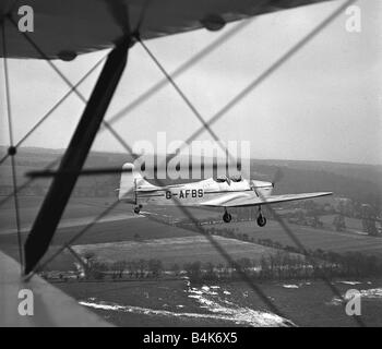 Hawker Hawk Trainer 3 Baujahr 1939, geflogen von Douglas Bianchi aus der West London Aero Club White Waltham fliegen entlang des Flusses Themse Luft zu Luft LFEY003 Flight100 Stockfoto