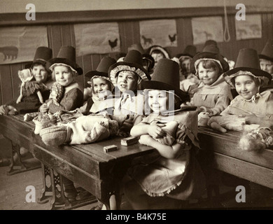 Kinder in dieser Schule Cardiff feiern St. Davids Day durch das Tragen von Trachten März 1944 1. März Stockfoto
