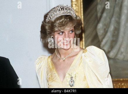Prinzessin Diana in Neuseeland Regierung Haus Ball Wellington trägt einen gelben Kleid und Diadem April 1983 Stockfoto