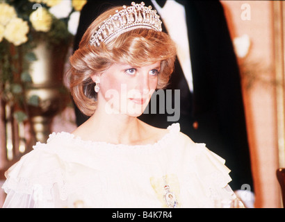 Prinzessin Diana besucht ein Bankett in Auckland Neuseeland trug einen gelben Kleid und Diadem April 1983 Stockfoto