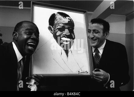 Tony Bennett präsentiert Louis Armstrong eine Malerei 1970 cleysc Stockfoto