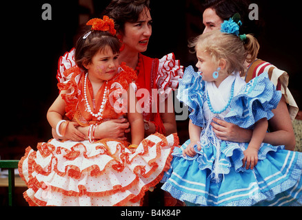 Spanien Sevilla Feria de Abril Mädchen tragen Flamenco Kleider circa 1999 Stockfoto