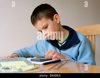 Ein kleiner Junge seine Hausaufgaben. Stockfoto