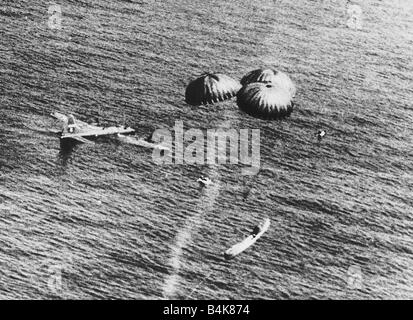 Eine abgestürzte USAF Boeing B17 Flying Fortress schwimmt auf dem Meer, wie ein Rettungsboot für die gestrandeten Besatzung während WW2 1943 Fallschirm ist Stockfoto