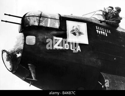 Besatzung eines RAF Avro Lancaster Bomber Punktes zur Kunst auf ihr Flugzeug WW2 1942 Nase Stockfoto