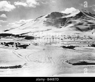 Vereinigte Staaten Luftwaffe Lockheed Ventura Bomber auf einem schneebedeckten Aleutian Luftwaffenstützpunkt sind während dem 2. Weltkrieg 1945 vorbereitet Angriff auf Japanisch auf Kurilen Stockfoto