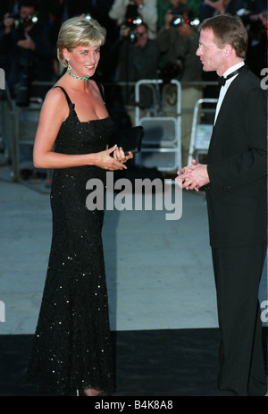 Prinzessin Diana kommt in der Tate Gallery in London für einen Galaabend, gesponsert von Chanel 1. Juli 1997 The Gallery ist ein hundertsten Jubiläum feiert in diesem Jahr und Prinzessin Diana feierte ihr dreißig sechsten Geburtstag heute Stockfoto