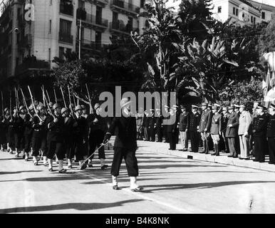 WW2-Parade in Algier zu Ehren der alliierten Soldaten, in der Schlacht General Eisenhower fiel, begleitet von General Giraud Admiral Sir Andrew Cunningham Admiral Darlan Beitrag der Truppen während der Vorbeimarsch 1942 Stockfoto