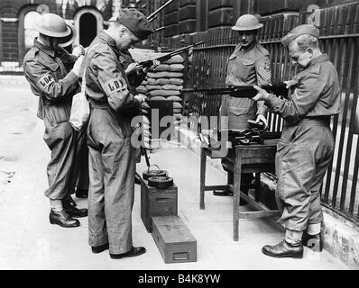 Sergeant J Stewart Chief Instructor für die Bürgerwehr im Bereich Bow Street London geben Unterricht mit einer Browning Pistole früher von der Scots Guards Stewart ist jetzt Porter an Lindsey House Shaftesbury Avenue 1940 WW2 Stockfoto
