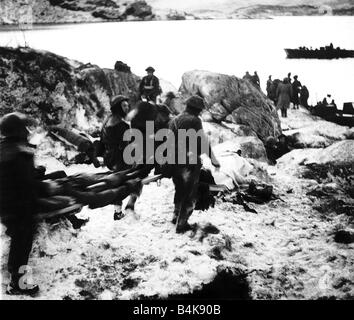 Verwundeter deutscher Gefangener ergriffen, um die erweiterte Sanitätsunterstand am Maaloy nach einem erfolgreichen britischen Überfall auf deutsche Stützpunkte in Vaagso und Maaloy Inseln Norwegen 1941 WW2 Stockfoto