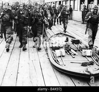WW2-Truppen auf der Uferstraße nach August 1942 wieder aus dem größten jemals kombinierte Operationen Tageslicht Angriff auf Dieppe von kanadischen und Vereinigtes Königreich spezielle Service-Truppen eine Loslösung von einem Ranger Bataillon und ein kleines Kontingent von kämpfen Französisch die Kraft wurde durchgeführt und begleitet von der Royal Navy und der RAF Luftunterstützung und Schutz Stockfoto