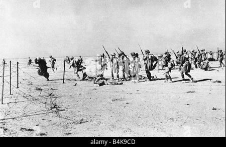 WW2-britische Truppen Zug in Libyen durch die Kreuzung von Stacheldraht Abwehrkräfte in Vorbereitung des Vorschusses auf die Achsenmächte in Nordafrika Stockfoto