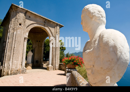 Büste auf der Terrasse der Unendlichkeit in den Gärten der Villa Cimbrone mit dem Tempel der Ceres im Hintergrund Stockfoto