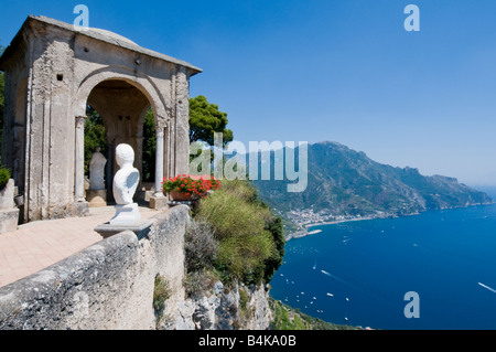 Büste auf der Terrasse der Unendlichkeit in den Gärten der Villa Cimbrone mit dem Tempel der Ceres im Hintergrund Stockfoto