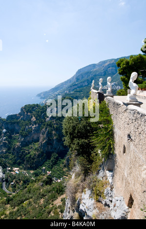 Büsten auf der Terrasse der Unendlichkeit in den Gärten der Villa Cimbrone Stockfoto