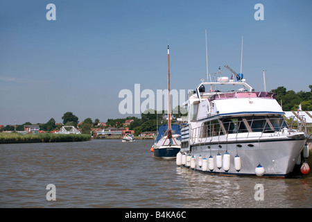 Ein Blick auf das Dorf Reeham auf den Norfolk Broads nähert sich am Fluß Yare von Great Yarmouth-Seite Stockfoto