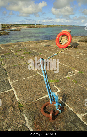 Eine gefesselte Rettungsring auf Skerryvore Leuchtturm Pier, Hynish, Insel Tiree, Inneren Hebriden, Schottland, UK Stockfoto