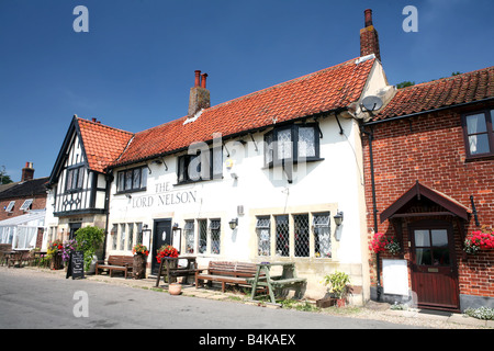 Blick auf den örtlichen Pub, The Lord Nelson an der Uferpromenade in Reedham Norfolk Stockfoto