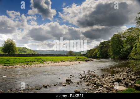 Ruhigen friedlichen Teil von Wharfedale nahe Burnsall nahe Grassington North Yorkshire England UK Stockfoto