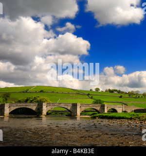 Ruhigen friedlichen Teil von Wharfedale nahe Burnsall nahe Grassington North Yorkshire England UK Stockfoto