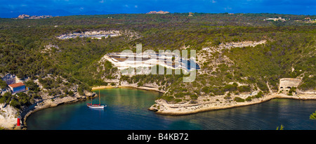 Panorama-Segelboot in Bucht am Eingang zum La Marine Hafen Bonifacio Korsika Stockfoto