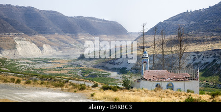 DER berühmte UNTERGETAUCHT Alassa Kirche am KOURIS Stausee links nach Monaten keinen Niederschlag ausgesetzt Stockfoto