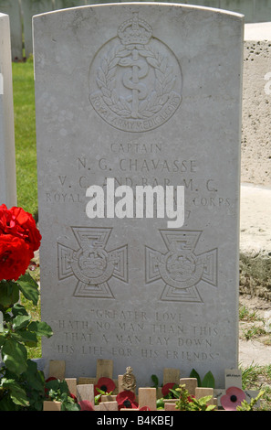 Das Grab von Captain Noel Godfrey Chavasse VC, Brandhoek New Militärfriedhof, Ieper (Ypern), Belgien. Stockfoto