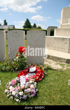 Das Grab von Captain Noel Godfrey Chavasse VC, Brandhoek New Militärfriedhof, Ieper (Ypern), Belgien. Stockfoto