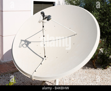 Kommerzielle Größe Satellitenschüssel vor einem Hotel in Malia, Crete Stockfoto