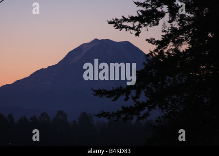 Mt. Rainier, der höchste Punkt im Staat Washington, gesehen bei Sonnenaufgang von einem Hügel in der Nähe von Puyallup, Washington. Stockfoto