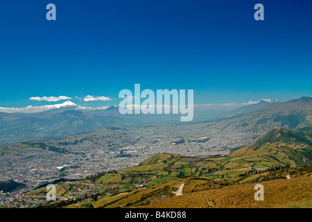 Ansicht von Quito und den Vulkanen Cotopaxi und Illiniza, vom Gipfel des Vulkan Pichincha, Quito, Ecuador. Stockfoto