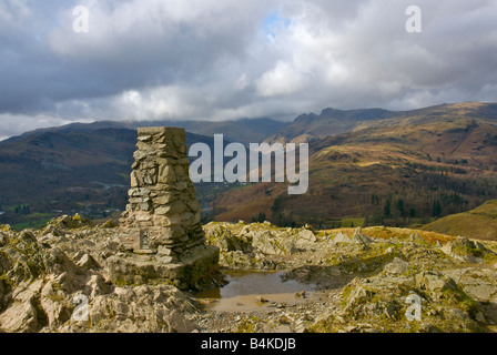 Blick vom trigonometrischen Punkt auf Loughrigg Fell, mit Blick auf die Langdale Pikes, Cumbria, England UK Stockfoto