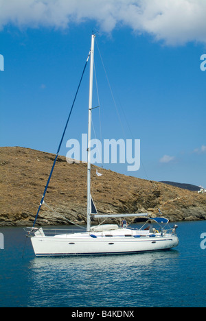 Eine Bavaria 42 Cruiser Charteryacht in Região Bay Insel Kithnos Kykladen Ägäis Griechenland verankert Stockfoto