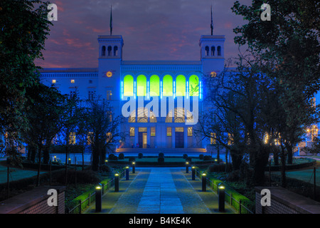 Berlin. Hamburger Bahnhof bei Nacht. Museum für zeitgenössische Kunst. Stockfoto