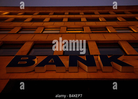 A ausgeschaltet Leuchtreklame BANK auf ein Gebäude Stockfoto