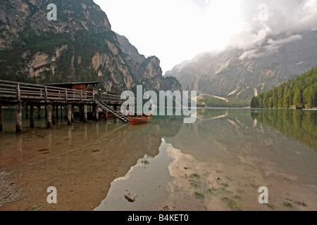 Pier mit Boot am See Prags Pustertal in Südtirol Italien Stockfoto