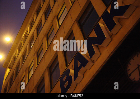 A ausgeschaltet Leuchtreklame BANK auf ein Gebäude Stockfoto