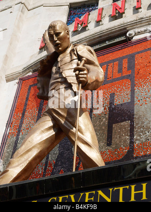 Riesige goldene Statue von Queen-Sänger Freddie Mercury Dominion Theatre Tottenham Court Road London Stockfoto