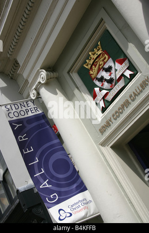 Stadt von Canterbury, England. Canterbury Wappen über dem Haupteingang, der Sidney Cooper Gallery am St.-Peter Tor. Stockfoto