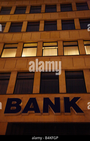 A ausgeschaltet Leuchtreklame BANK auf ein Gebäude Stockfoto