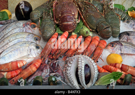 Meeresfrüchte auf dem Display vor Restaurant in Rethymnon Kreta Griechenland September 2008 Stockfoto