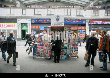 Eine Zeitung und Zeitschrift stehen außen Farringdon u-Bahnstation London England Stockfoto