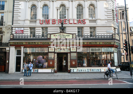 Eine Ansicht von James Smith und Sohn Regenschirm Verkäufer New Oxford Street London England UK Stockfoto