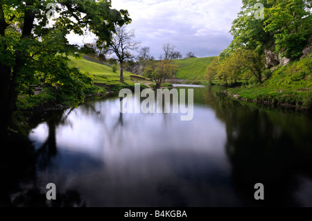 Ruhigen friedlichen Teil von Wharfedale nahe Burnsall nahe Grassington North Yorkshire England UK Stockfoto