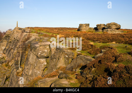 Blick auf Nelsons Denkmal und die drei Gritstone-Brocken, bekannt als die drei Schiffe am birchenfarbig Rand im Peak District Stockfoto