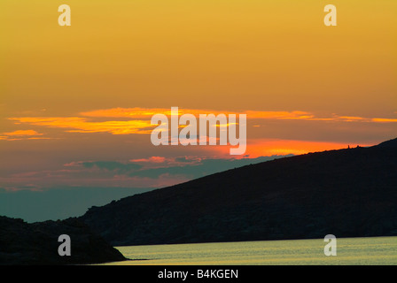 Schöne Orange Sonnenuntergang in der Bucht von Apokiosis Insel Kithnos Kykladen Ägäis Griechenland Stockfoto