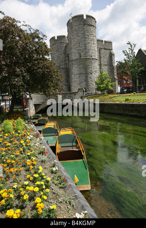 Stadt von Canterbury, England. Westgate Gärten mit Ankern Flussschiffe auf dem Fluss große Stour. Stockfoto